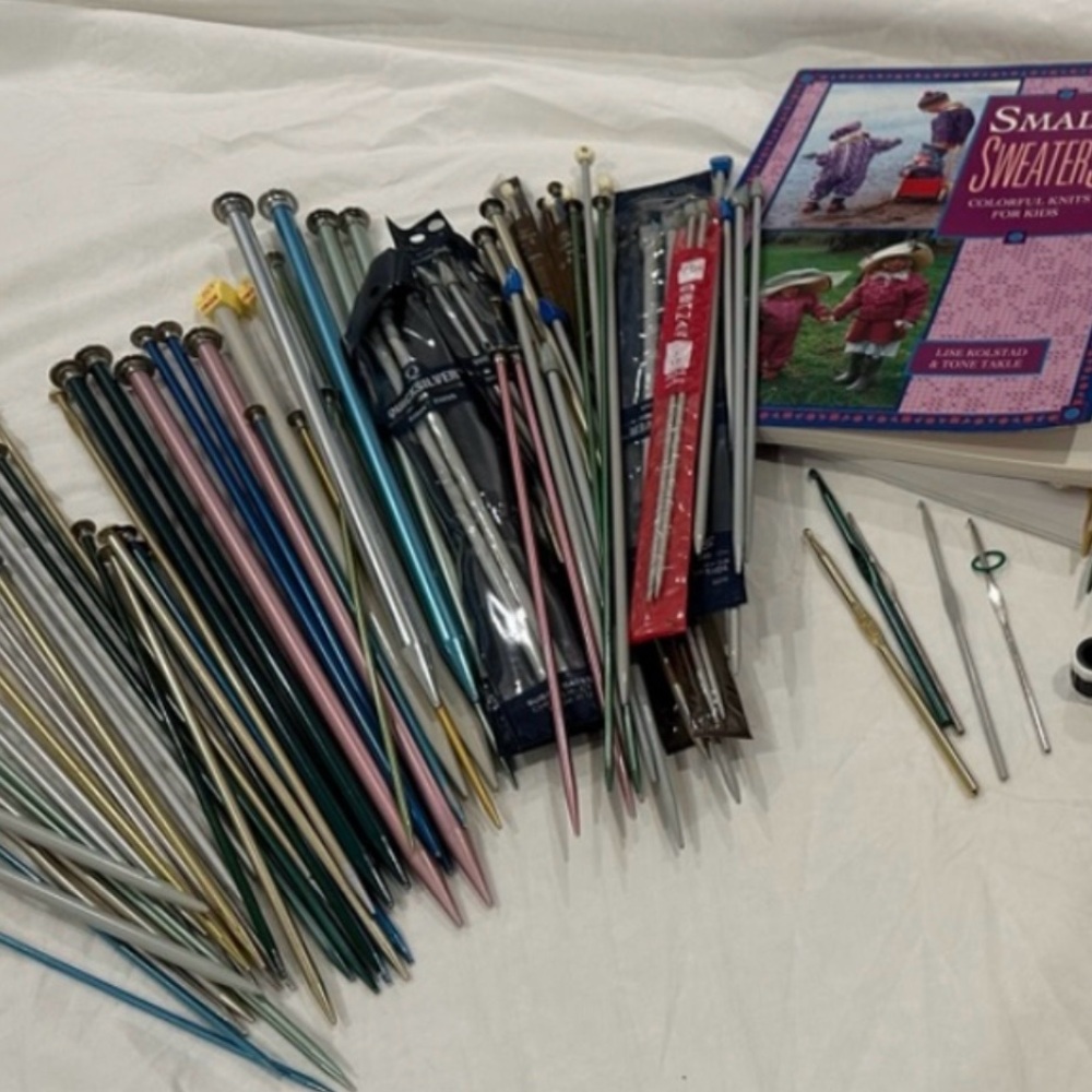 HUGE lot of ASSORTED KNITTING NEEDLES &
Knitting Book